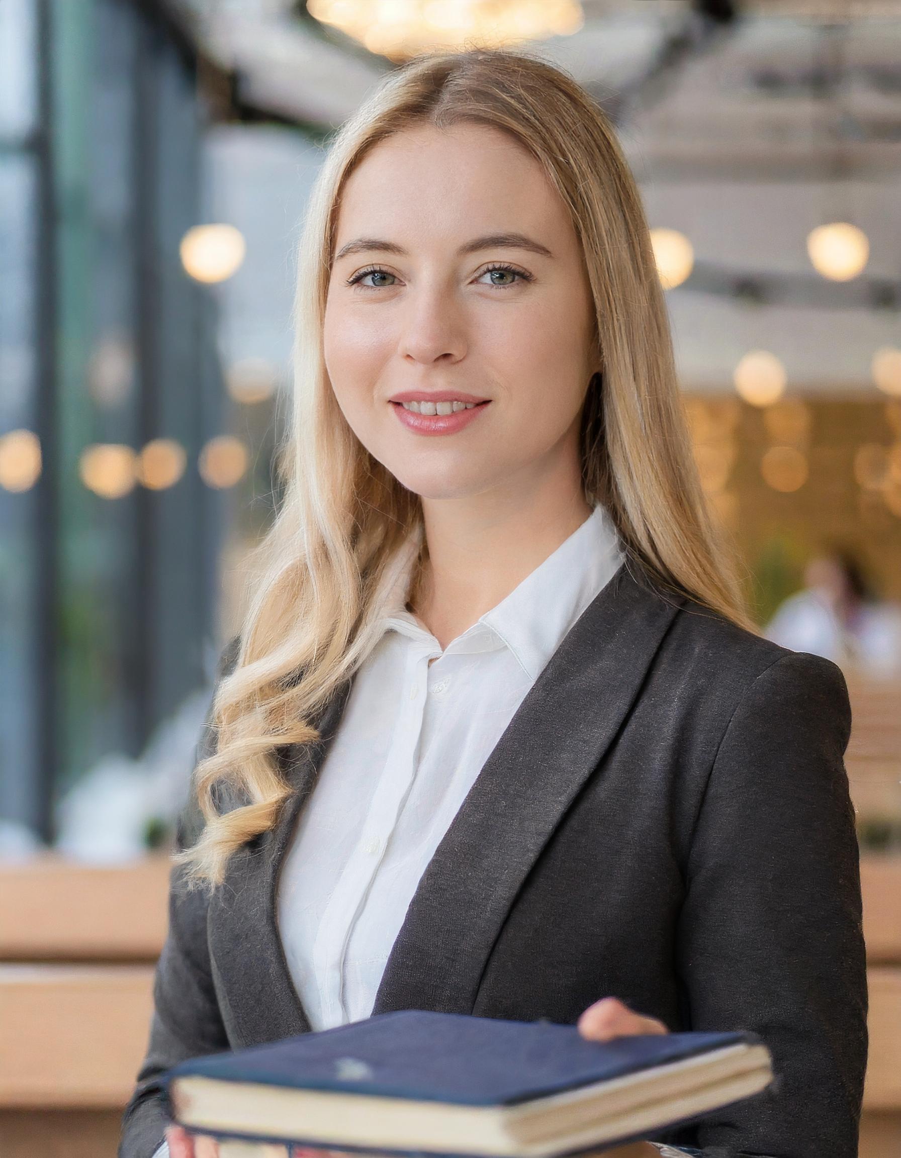 Porträt von Sabine Schmitt, betriebswirtschaftliche Beraterin